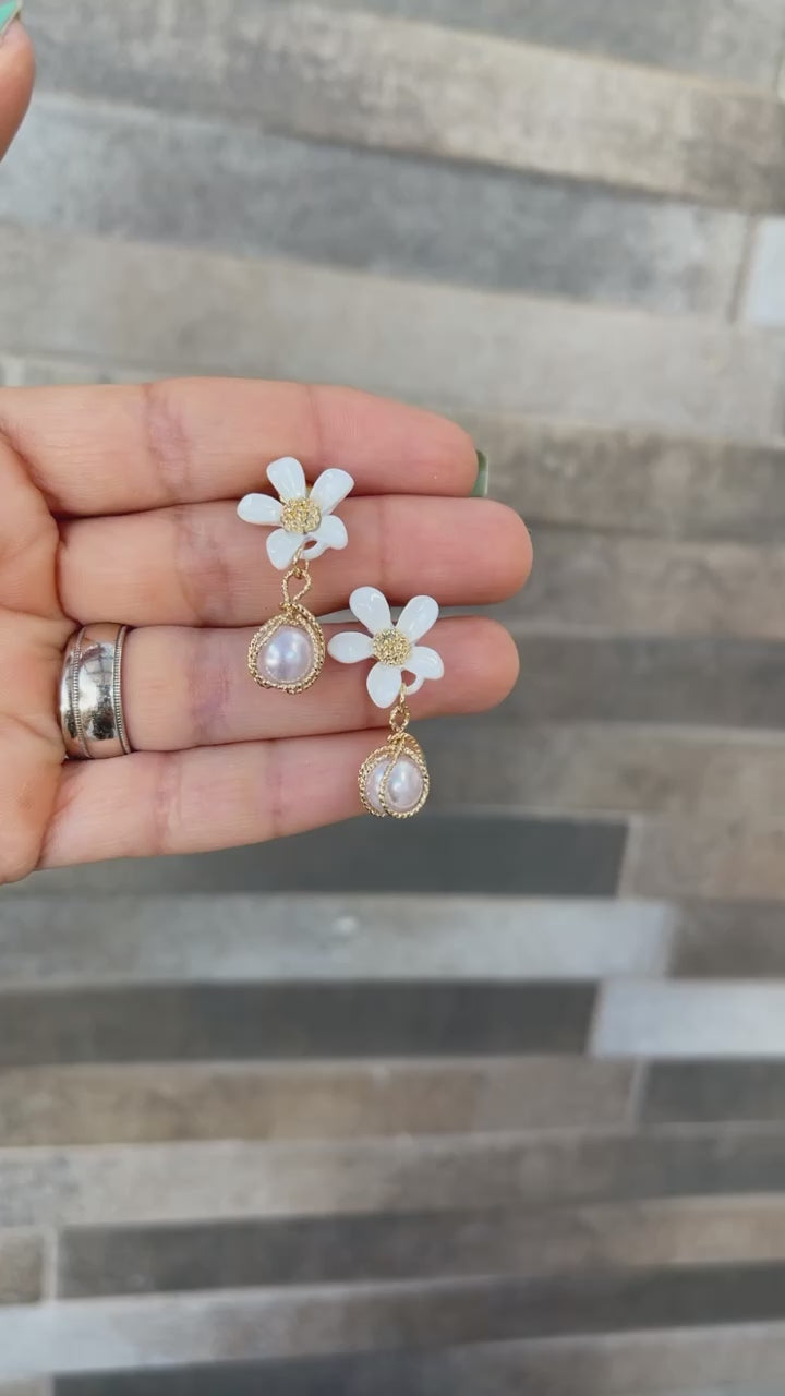 Aretes flor blanca perla colgante